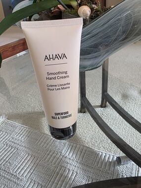 AHAVA Cream Smoothing Hand